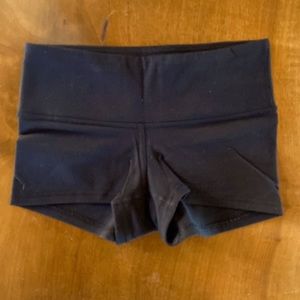 Lululemon mid rise short shorts
